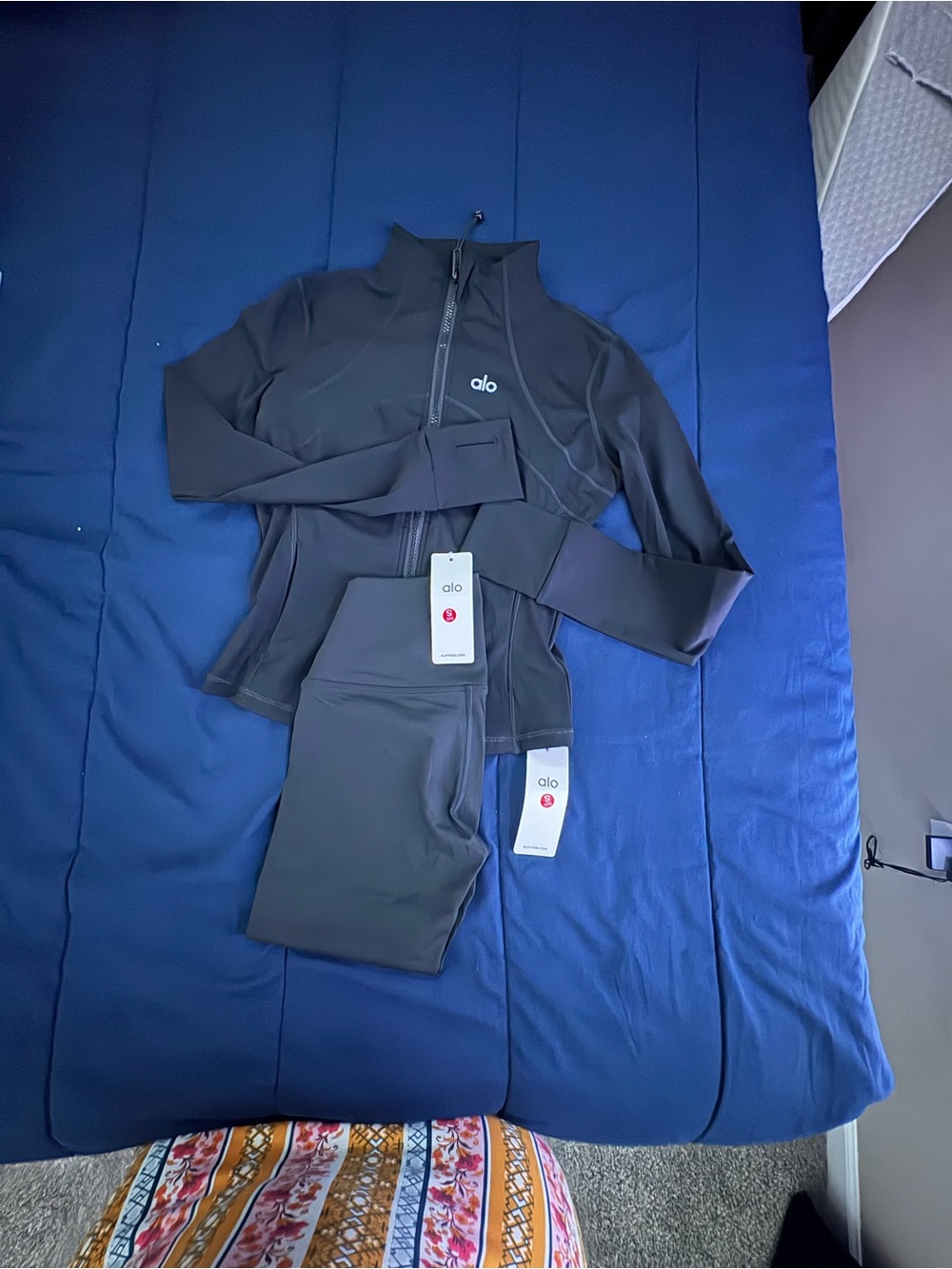 ALO Yoga Black Zip Jacket and Leggings Set - Picture 3 of 3